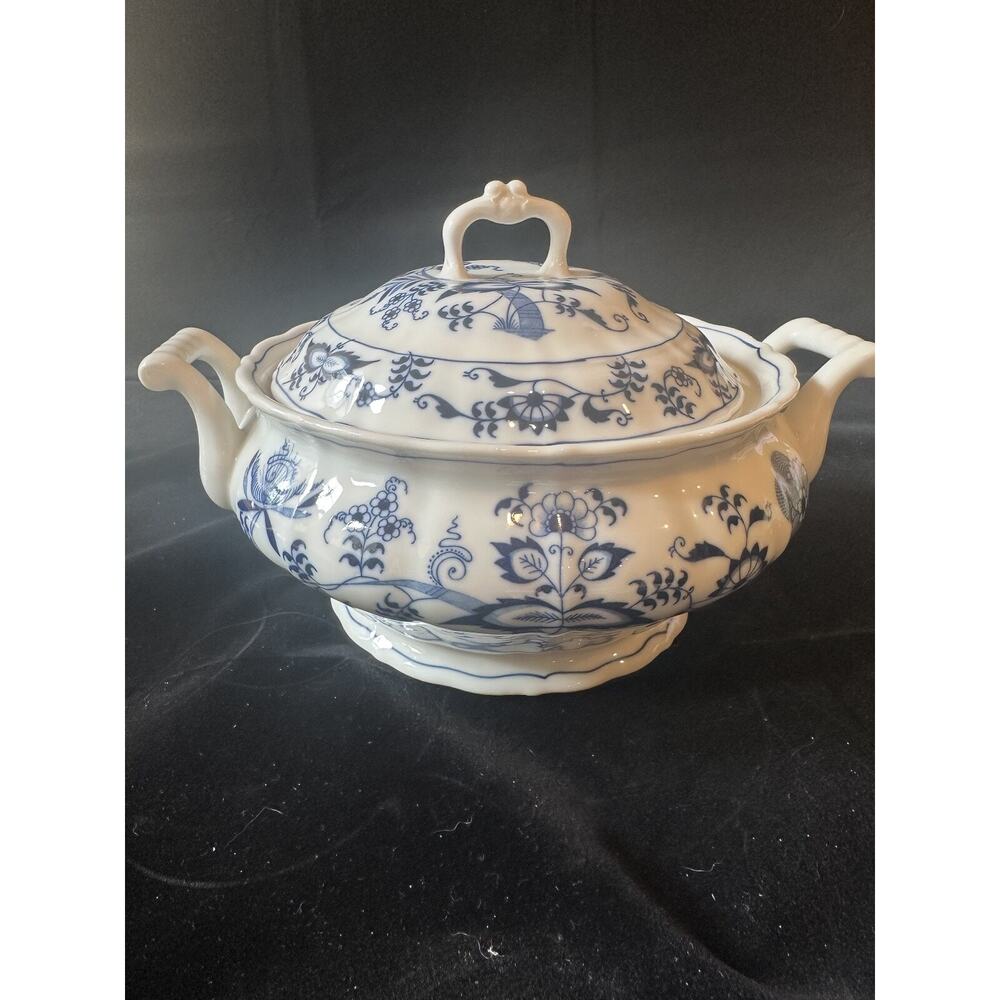 Blue Danube Blue onion round covered dish 10.5" Rectandle backstamp